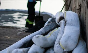 FOTO: Ružinovský prístav potrápila ropná škvrna, museli zasiahnuť hasiči