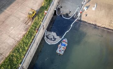FOTO: Ružinovský prístav potrápila ropná škvrna, museli zasiahnuť hasiči