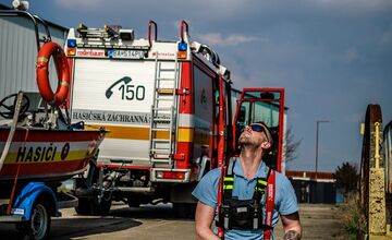 FOTO: Ružinovský prístav potrápila ropná škvrna, museli zasiahnuť hasiči