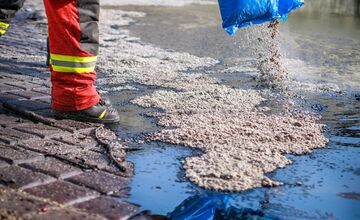 FOTO: Ružinovský prístav potrápila ropná škvrna, museli zasiahnuť hasiči