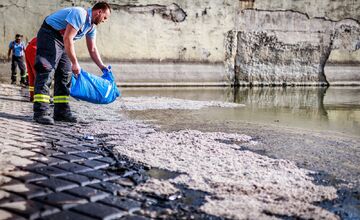 FOTO: Ružinovský prístav potrápila ropná škvrna, museli zasiahnuť hasiči