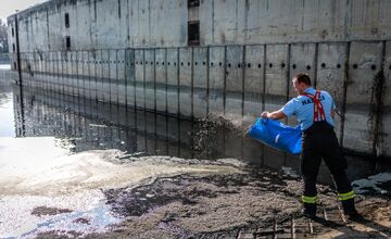 FOTO: Ružinovský prístav potrápila ropná škvrna, museli zasiahnuť hasiči