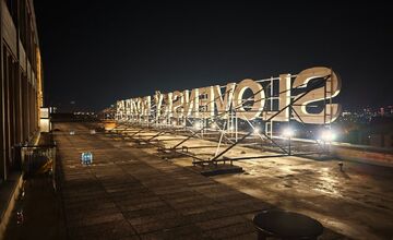 FOTO: Nápis na Slovenskom rozhlase na Mýtnej ulici opäť svieti