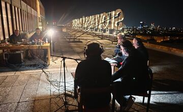 FOTO: Nápis na Slovenskom rozhlase na Mýtnej ulici opäť svieti