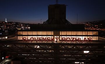 FOTO: Nápis na Slovenskom rozhlase na Mýtnej ulici opäť svieti