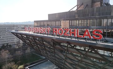 FOTO: Nápis na Slovenskom rozhlase na Mýtnej ulici opäť svieti