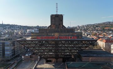 FOTO: Nápis na Slovenskom rozhlase na Mýtnej ulici opäť svieti