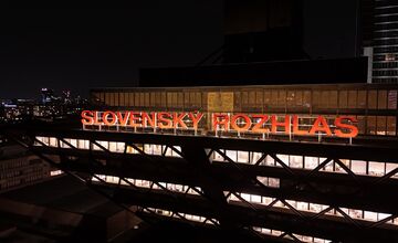 FOTO: Nápis na Slovenskom rozhlase na Mýtnej ulici opäť svieti