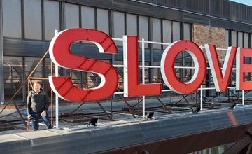 FOTO: Nápis na Slovenskom rozhlase na Mýtnej ulici opäť svieti