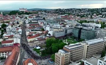 FOTO: Pochod pred Prezidentský palác v rámci protestu Slovensko je Európa