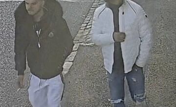 FOTO: Spoznávate mužov na fotke? Policajtom z Bratislavy by mohli pomôcť objasniť nedávnu krádež