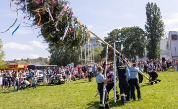 FOTO: Takto prebiehalo stavanie májov v Bratislavskom kraji