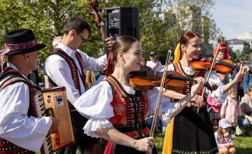 FOTO: Takto prebiehalo stavanie májov v Bratislavskom kraji