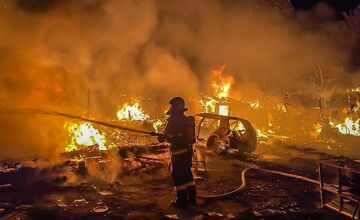 FOTO: Zásah hasičov pri nočnom požiari opustenej budovy vo Vrakuni