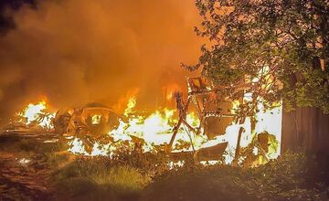 FOTO: Zásah hasičov pri nočnom požiari opustenej budovy vo Vrakuni