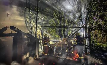 FOTO: Zásah hasičov pri nočnom požiari opustenej budovy vo Vrakuni