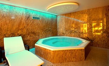 FOTO: Glváčov hotel v rakúskych Alpách