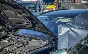 FOTO: Nehoda na križovatke Galvaniho a Ivanskej cesty