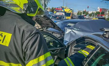 FOTO: Nehoda na križovatke Galvaniho a Ivanskej cesty