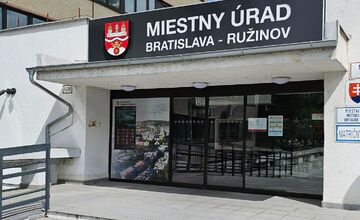 FOTO: Kamenický daroval Ružinovu obraz, ktorý aj sám namaľoval