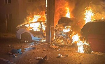 FOTO: Vo Veľkom Bieli zhoreli tri autá