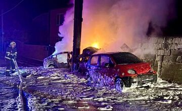 FOTO: Vo Veľkom Bieli zhoreli tri autá