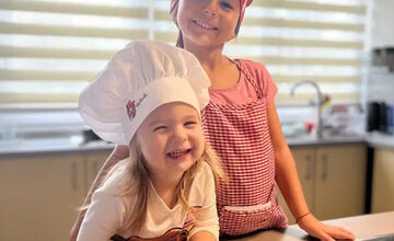 FOTO: Pri tragickej nehode pri Ľupči prišli o dcéru, druhá sa ťažko zranila. Rodine prispeli v zbierke stovky ľudí