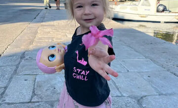 FOTO: Pri tragickej nehode pri Ľupči prišli o dcéru, druhá sa ťažko zranila. Rodine prispeli v zbierke stovky ľudí