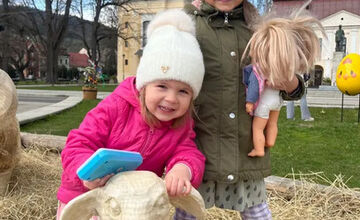 FOTO: Pri tragickej nehode pri Ľupči prišli o dcéru, druhá sa ťažko zranila. Rodine prispeli v zbierke stovky ľudí