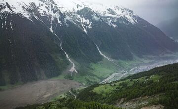 FOTO: Švajčiarska dedina zmizla pod lavínou skál