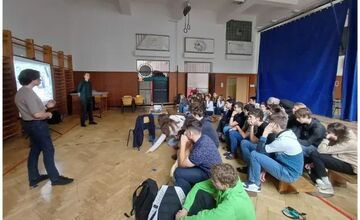 FOTO: Gymnázium na Košickej chce dať deťom pod stromček knižnicu