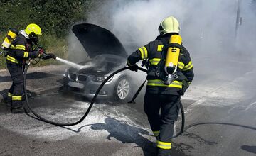 FOTO: Požiar BMW na Lamačskej ceste