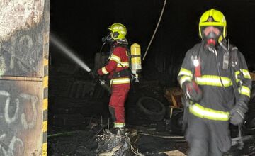 FOTO: Požiar budovy bývalej pošty v Dúbravke