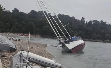 FOTO: Chorvátsky Rovinj zasiahol orkán. Zničené pobrežie, 6 zranených
