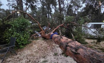 FOTO: Chorvátsky Rovinj zasiahol orkán. Zničené pobrežie, 6 zranených