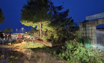 FOTO: Chorvátsky Rovinj zasiahol orkán. Zničené pobrežie, 6 zranených