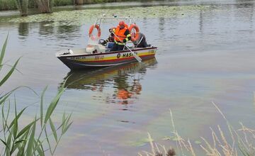 FOTO: Na hladine jazera v Záhorskej Vsi sa vyskytla škvrna