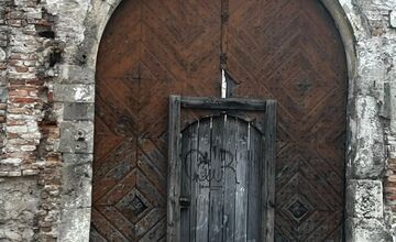 FOTO: Budova na Kapitulskej chátra, je hanbou historického centra Bratislavy 