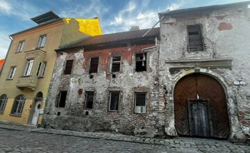 FOTO: Budova na Kapitulskej chátra, je hanbou historického centra Bratislavy 