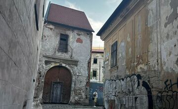 FOTO: Budova na Kapitulskej chátra, je hanbou historického centra Bratislavy 