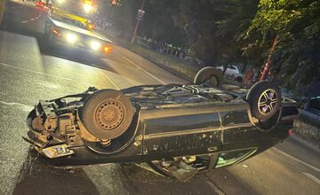 FOTO: Pri nehode na Bajkalskej sa na strechu prevrátilo auto