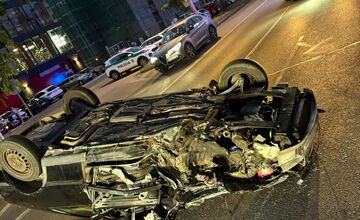 FOTO: Pri nehode na Bajkalskej sa na strechu prevrátilo auto