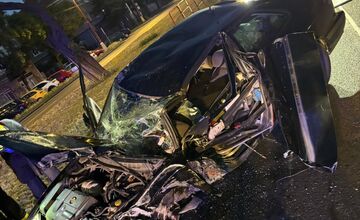 FOTO: Pri nehode na Bajkalskej sa na strechu prevrátilo auto