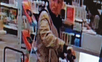 FOTO: Polícia hľadá muža, ktorý v petržalskom nákupnom centre ukradol elektrickú kolobežku