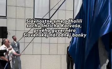 FOTO: Socha Imricha Karvaša pred Národnou bankou Slovenska