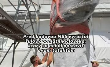 FOTO: Socha Imricha Karvaša pred Národnou bankou Slovenska