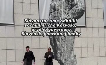 FOTO: Socha Imricha Karvaša pred Národnou bankou Slovenska