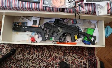 FOTO: Polícia zadržala muža, ktorý prenasledoval študentky z Ekonomickej univerzity v Bratislave. Toto našla u neho doma