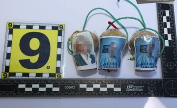 FOTO: Polícia zadržala muža, ktorý prenasledoval študentky z Ekonomickej univerzity v Bratislave. Toto našla u neho doma