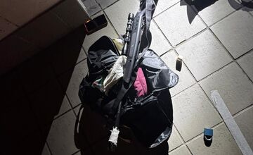 FOTO: Po námestí v Senici sa pohyboval muž so zbraňou